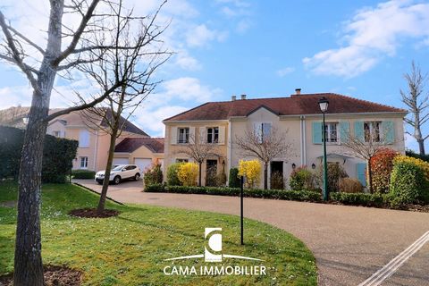 Idéalement située en plein coeur de Fontenay-le-Fleury, je vous invite à découvrir cette charmante maison récente de 3 chambres, au sein d'une petite résidence entièrement sécurisée et pleine de charme. Un véritable cocon, proche de toutes commodités...