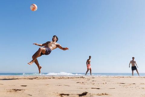Kameralny budynek apartamentowy w spokojnej okolicy, w obrębie centrum kurortu. Do plaży 300 m. Restauracje, kawiarnie, sklepy i wszystkie atrakcje kurortu w zasięgu kilku kroków. Apartament typu studio na pierwszym piętrze. Posiada duży, ogrodzony t...