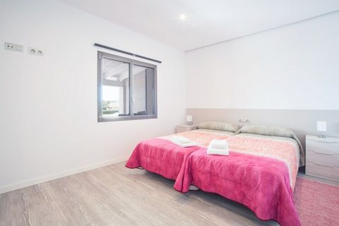 Las vistas desde la terraza y su enclave hacen de esta pequeña casa marinera un lugar excepcional donde pasar unos días de vacaciones, descanso y relax. La casa consta de dos terrazas, una en la parte delantera y otra en la de atrás, las dos con vist...