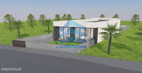 Moradia Térrea T3 que se destaca pela sua luminosidade e conforto, apresenta um interior cuidadosamente pensado para proporcionar a máxima funcionalidade. Em openspace temos a sala e a cozinha que está completamente equipada com modernos eletrodomést...