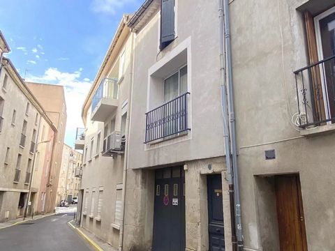 NARBONNE: Located in the historic centre, well placed and close to all amenities. This charming, south-facing, 2 bedroom town house 63 m2 habitable surface. Ideal as a rental property (subject to necessary permissions) or second home in France. The 1...