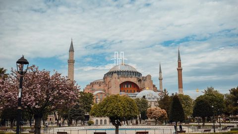 The hotel for sale in Istanbul is located in the Fatih district on the European side. Fatih has great value not only in terms of culture but also in terms of investment, as it is located in the historical peninsula of Istanbul. This district, which h...