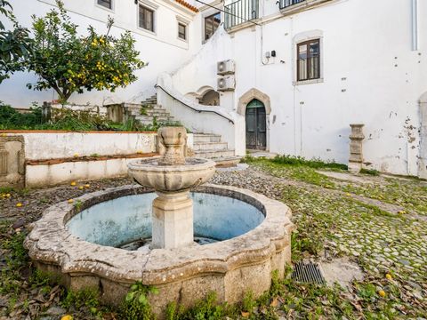 Situado no coração do centro histórico de Beja, a poucos passos da imponente Igreja de Santa Maria, este magnífico edifício é um verdadeiro testemunho do charme e da história da cidade. Com uma área de implantação de 1.010 m² e uma área bruta de cons...