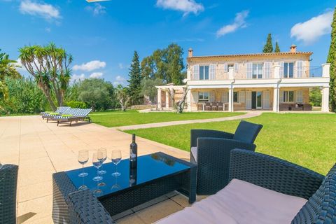 La villa, con unos exteriores de ensueño, cuenta con gran jardín y una magnífica piscina de cloro, cuya forma alargada invita a practicar algunos largos mientras se refrescan y divierten por supuesto. Sus dimensiones alcanzan los 13 m de largo x 4.5 ...