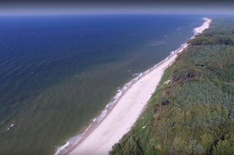 Szwedzkie domki nad polskim morzem – idealne do spędzenia fantastycznych wakacji w gronie rodziny i przyjaciół, wygodnie wypocznie tu 5 osób. Każdy domek posiada na parterze salon z wyposażonym aneksem kuchennym, łazienkę oraz taras, na piętrze 2 syp...