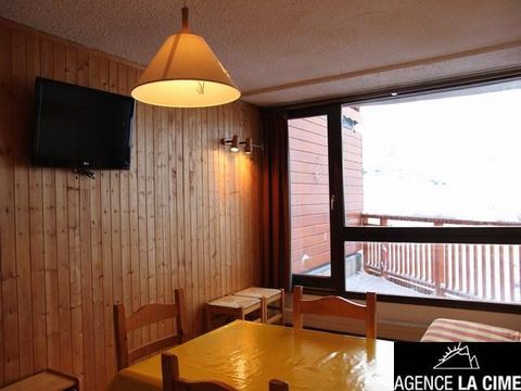 The Residence les 3 Vallées is in the Peclet area of Val Thorens, which is in the upper part of the resort. There is a shopping centre just opposite and the ski slopes and ski school are 50 m away. The centre of Val Thorens is 200 m from the building...
