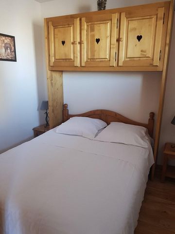 Monts du Bois d'Or is located in Les Orres 1800 resort center - Les Orres Bois Mean. Your stay will be careless and stressfree as you 'll be staying just a few steps from the skilifts, the slopes, the ski school and the shops. Each apartment comes wi...
