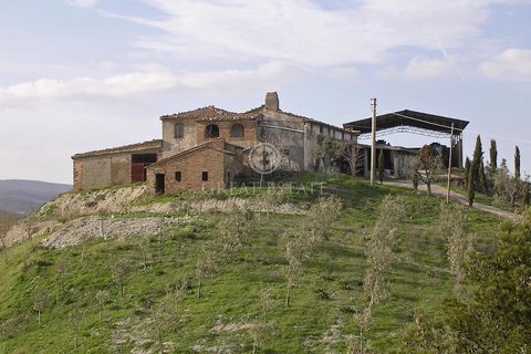 Farm house to be restored for sale in Umbria - Il Panorama delle Crete. Situated in the heart of the Umbian hills between Fabro and Allerona, in a wonderful unspoilt part of the countryside, located on the top of a small hilltop with incredible views...