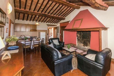 Villa Sangiovese bestaat uit 2 appartementen op de eerste verdieping van een rustico. De villa is gelegen op een boerderij in het prachtige en ongerepte Toscaanse landschap ten zuiden van de Chianti, tussen de Crete Senesi en de Val d'Orcia. De bened...