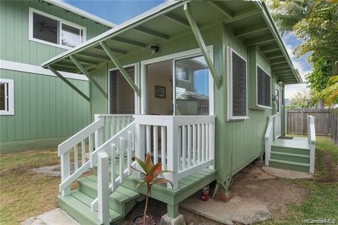 Leuke en gezellige Cottage op een ideale locatie om toegang te krijgen tot Kailua strand, Kailua Rec Center en vele voorzieningen Kailua stad te bieden heeft. Dicht bij de busroute en gemakkelijke toegang tot de snelweg naar Pali en H-3 naar Honolulu...