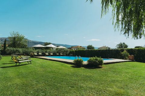 Questa casetta vacanze indipendente si trova in posizione molto centrale in Toscana. E' dotata di ogni comfort e di una piscina condivisa con doccia. Dopo un bel bagno, l'ampio giardino è perfetto per riposarsi al sole! Il barbecue comune è ideale pe...