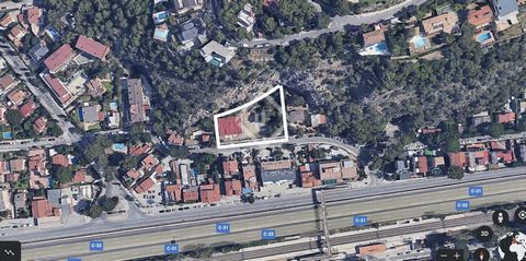 Large plot of 2,202 m2 and has great potential to build a multi-family property . The land is located in an urbanized area with all amenities: water supply, electricity, mains gas, sewerage, sidewalks and public lighting. The plot complies with the 2...