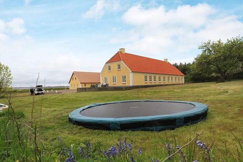 Geräumiges, 2020 durchgehend modernisiertes Ferienhaus mit Whirlpool in einem der beiden Bäder. Befindet sich in ländlicher Umgebung, auf einem weitläufigen Naturgrundstück unweit des Limfjordes. Das umfassend ausgestattete Ferienhaus hat fünf Schlaf...