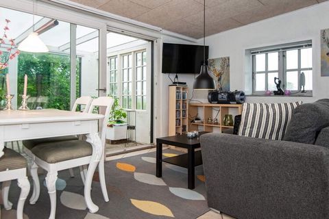 Wohnliches Ferienhaus in ländlicher und malerischer Umgebung bei Skærbæk. Innen erwartet Sie ein offener Küchen-/Wohnbereich für das Familienleben, mit Ess- und Sitzecke sowie Smart-TV und Zugang zu einem attraktiven Wintergarten, in dem Sie z.B. ein...