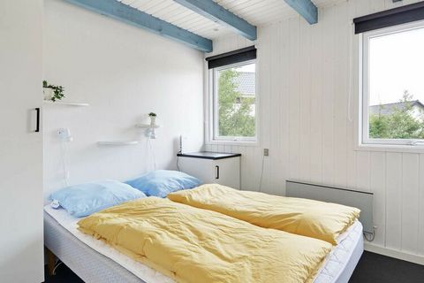 Casa de vacaciones con vistas panorámicas al fiordo Ringkøbing. Definitivamente un lugar único en su clase. La cabaña ofrece todas las comodidades que exige una buena experiencia vacacional. Hay espacio para 6 personas y un loft (1er piso) donde los ...