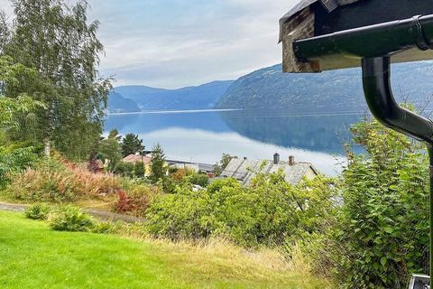 Ferienhaus mit herrlichem Panoramaaussicht zum Nordfjord und die Dörfer auf der anderen Seite des Fjords. Der Ort für den Urlaub mit Familie oder Freunden! Die Endreinigung ist bei diesem Haus bereits im Mietpreis enthalten. Das Ferienhaus verfügt üb...