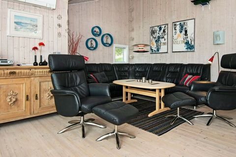 Dieses Ferienhaus liegt am Lyngsbæk Strand bei Ebeltoft, nur ca. 500 m vom beliebten Badestrand entfernt. Das große, helle Wohnzimmer verfügt über einen Holzofen und liegt in offener Verbindung mit der Küche. Es gibt weiterhin ein Bad und drei Schlaf...