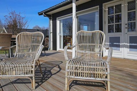 Dalby Huse ist ein schönes, ruhiges Ferienhausgebiet direkt am Isefjord, in sehr ruhiger und grüner Umgebung. Hier finden Sie dieses Ferienhaus mit 59 m2 großer Wohnfläche. Innen erwartet Sie eine Eingangsdiele, zwei Schlafzimmer, eines mit Doppelbet...
