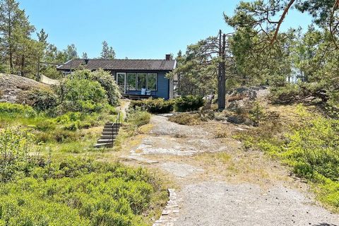 Willkommen in einem schönen Ferienhaus auf der Insel Ingarö in den Stockholmer Schären. Das ansprechende Ferienhaus liegt auf einem Waldgrundstück mit Pinien und Felsformationen und in der Nähe mehrerer Badeufer. Im Haus gemütliches Schlafzimmer mit ...