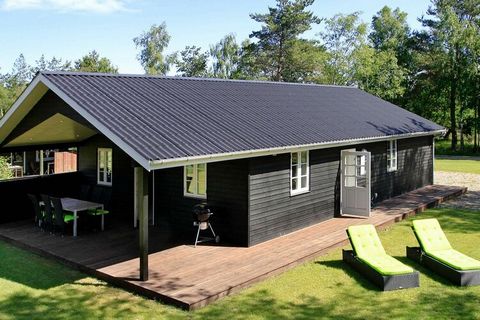 Ferienhaus nur 400 m vom kinderfreundlichen Badestrand entfernt und in schöner Naturumgebung auf einem Wiesengrundstück mit Bäumen gelegen. Das Haus ist gut eingerichtet mit drei geräumigen Zimmern, großem Bad mit Fußbodenheizung und Sauna, einer gut...