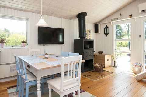 On the edge of the holiday home area in Houstrup, you will find this holiday home for a wonderful, relaxing and completely simple holiday, so you have ample opportunity to relax without the stress of everyday life. The adjoining annex is perfect for ...
