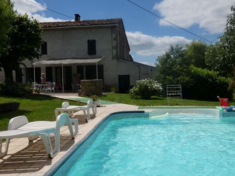 In the Realmontese countryside, old renovated farmhouse. Living room 65 m² with fireplace and opening onto a terrace, facing the swimming pool and the pond. Several outbuildings, a plot of over 2 hectares, make it a charming and very pleasant family ...