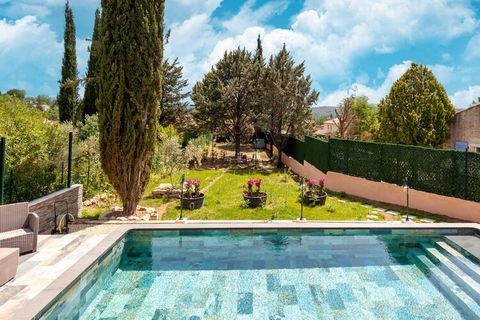 This elegant villa was completely renovated in 2023 and offers extraordinary features such as a beautiful terrace overlooking the pool. It is a comfortable place to stay with your family or friends. The holiday home has elegant paving, comfortable ai...
