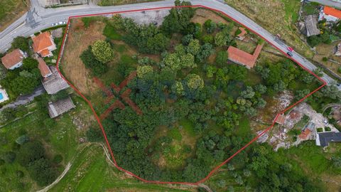 House T4, to rebuild, inserted in a land with about 1ha of area. It is located in a rural area, quiet, with several houses in its surroundings. It is 5 km from the center of the village, where it has schools, restaurants, public services, commerce, l...