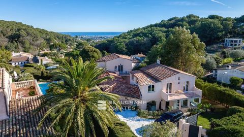 Heights of Cannes - Family house - Open view Ideally located on the heights of Cannes, in the heart of one of the most sought-after areas, quiet and not overlooked, very beautiful entire family property recently renovated in the spirit of contemporar...