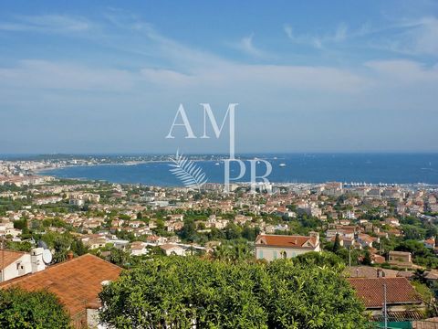 Your international Côte d'Azur real estate platform offers you on the heights of Golfe Juan, provencal villa absolutely quiet with panoramic sea view A 280sqm living space, large living room, fitted kitchen 4 bedrooms and bathrooms, 2 dressings Sea v...