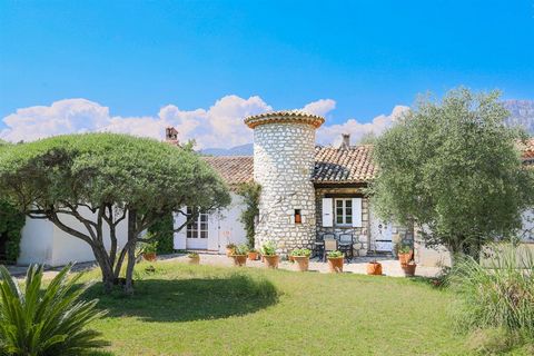 Access through an electric gate to this magnificent Provencal bastide to discover a 12,000 m² plot of land, nestled in the peaceful hills of La Gaude. Enjoy a rare property, composed of a main house, an extension and a stone bastidon. A lush family e...