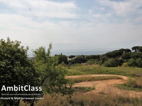 Cabrera de Mar Urban land with stunning sea views Attention to builders and promoters. Practically flat, 6,000 m.3 and with unbeatable access. Possibility to build 3 houses of 400 square meters. Located in Urbanization (sector PA-6) pending reception...