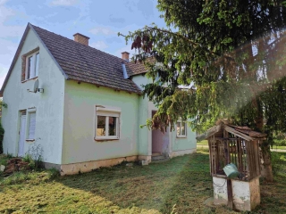 Price: €30.930,00 Category: House Area: 120 sq.m. Plot Size: 3211 sq.m. Bedrooms: 1 Bathrooms: 1 Location: Countryside £26.667 excluding 4% tax Commission to be added You will find this house in a nice village not far from Szigetvár. The house still ...