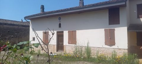 5 minutes from Pont de Vaux, 15 minutes from Mâcon, 40 minutes from Bourg-en-Bresse, 60 minutes from Lyon, village house to renovate, semi-detached on one side, with a living area of approximately 49 M2 comprising: a closed kitchen, a living room, a ...
