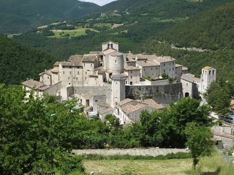 Vallo di Nera, near the ancient village, we offer for sale two plots of land for a total of over 1.7 hectares. One plot is made up of a coppice of 9400 m2 which has not been cut for over 50 years and therefore ready for cutting, while the other is a ...