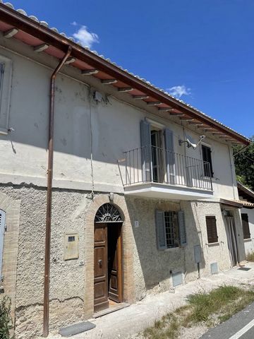 In the enchanting heart of the Valnerina, in the hamlet of Corone in the Municipality of Preci, we present this three-level sky-earth residence. Upon entering, you will be greeted by a living room, enriched by a romantic fireplace that offers a warm ...
