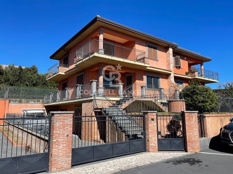 Catania, San Gregorio: We offer for sale an amazing newly built villa with an incredible sea view. The villa has a comfortable outdoor area with a garden corner ideal for the construction of a swimming pool, large private parking with the capacity to...