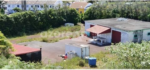 Warehouse with 220 m² implemented in urban land with 2840 m². The same consists of large divisions of warehouse, pantry, dining room and bathroom. It is located in the parish of Santa Cruz, in the municipality of Lagoa, close to shops, restaurants an...