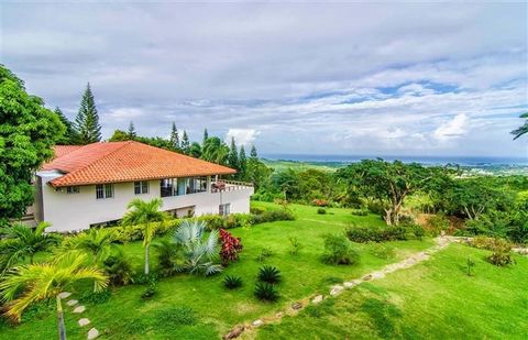 Esta hermosa villa se encuentra en las montañas de Puerto Plata. La naturaleza es el centro de este pedazo de paraíso en el Caribe, donde el aire fresco de la montaña, el sonido de los pájaros y las impresionantes vistas del océano / montaña lo pondr...