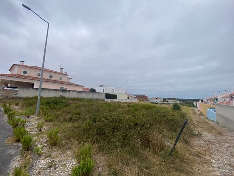 Building plot of land with 542 m2 in the Urbanization of Colina Verde. Located a short distance from the city of Caldas da Rainha in a residential and privileged area. It is two steps from a hypermarket, 3 minutes from the city with all services and ...