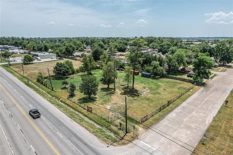 A 48000sqft fully fenced commercial corner lot in a prime area is a valuable asset for any business or investor. Located in a high-traffic location, this lot offers excellent visibility and accessibility for customers and clients. With its large size...