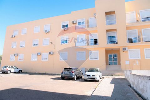 3 Bedroom Apartment in Elvas - Discover Your Haven of Elegance and Comfort! Built in 2007, this charming 3 bedroom apartment offers a unique living experience, with a private gross area of 116 m2. Located on the ground floor, this property features a...