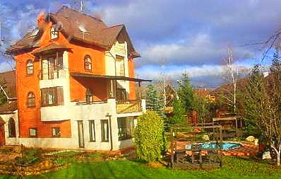 Four-level cottage of 380 sq.m with author's design. Disposition of rooms: 1st level-a fireplace room with swimming pool (4*4), room-relax with a panoramic view, a Finnish steam room, a shower room, bathroom and toilet. 2 level-entrance hall with war...