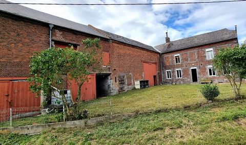 Watremez Immobilier offers you this farmhouse of 153 m2 to be brought up to date with great potential on a plot of 5600 m2 including: Ground floor: entrance, living room, large living room of 40 m2, kitchen, dining room, bathroom with toilet. Floor; ...