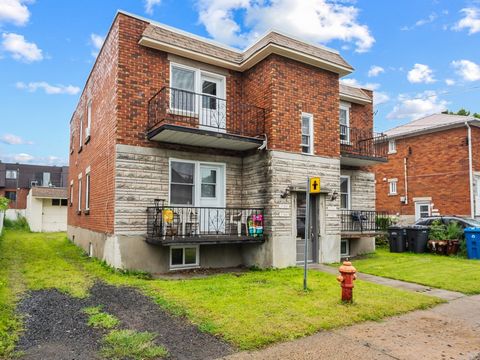 Discover this exceptional real estate investment opportunity in Longueuil, in one of the most popular areas of the city. This quadruplex is located close to all services and amenities, offering an ideal living environment for tenants. The 4 type 3 an...