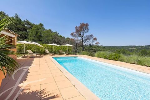 Located just 10 minutes away from Gordes, this magnificent stone house enjoys a dominant position with panoramic views. With a total surface area of approximately 195 m², this residence effortlessly combines charm and comfort. Originally built and co...