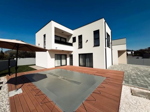Maison jumelée moderne avec piscine près de la mer et du port de plaisance de luxe à Pomer, Medulin ! La superficie totale est de 188 m². Le terrain est de 466 m². La villa vient d'être achevée en 2023-2024. La résidence est répartie sur deux niveaux...
