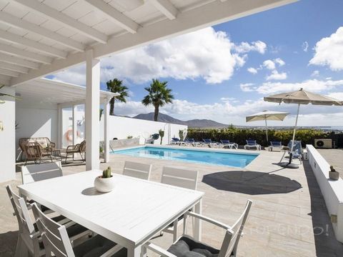 Spectacular villa for sale with stunning views of the Atlantic and the mountains. This 140 m² property offers you a bright and spacious living room, perfect for enjoying moments of relaxation. The kitchen is fully equipped with a dishwasher, oven and...