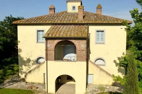 Dit ruime, vrijstaande vakantiehuis beschikt over een heerlijk privézwembad en is groot genoeg voor meerdere gezinnen of een groep vrienden. Je hebt hier een prachtig uitzicht over de omgeving. Chiusi is een kleine stad in Toscane met een lange gesch...