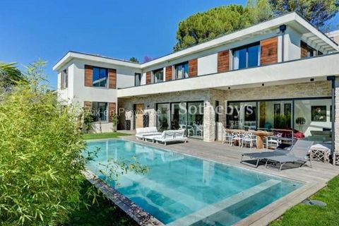 Aix rare 800 m from the city center, quiet, beautiful contemporary villa in perfect condition offering 292m² habitable, luxury services, large windows overlooking a fenced garden landscape 836 m² with swimming pool heated (salt), security (rolling sh...